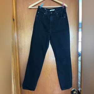 Black Levi’s 70’s High Slim Straight 26